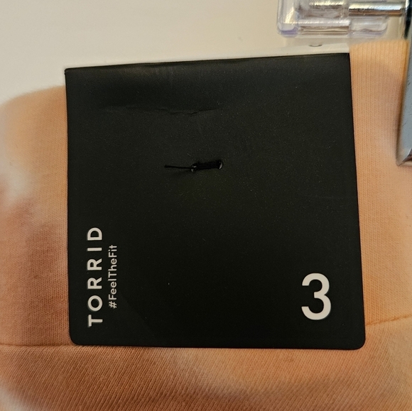 #013 TORRID- SPIRAL TYE DYE LEGGINGS- SIZE: 3 (22W-24W ) - Picture 4 of 4